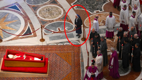 Mais qui est Soeur Geneviève, l’amie du pape François qui a brisé le protocole devant le cercueil (et touché le monde entier)