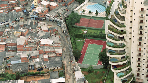 Cette célèbre photo de l’immeuble de luxe et de la favela n’est plus du tout réaliste