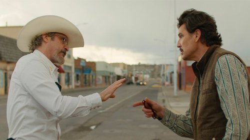 Critique : Eddington est plus qu’un western satirique avec Joaquin Phœnix et Pedro Pascal, c’est une destruction de l’Amérique à la sulfateuse (ni plus ni moins)