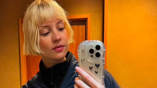Angèle s’engage contre les « thérapies » de conversion LGBTQIA+ (et voici comment vous pouvez aider aussi)