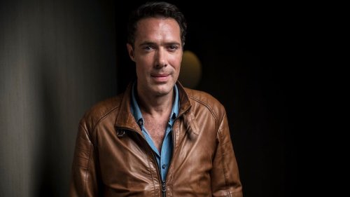 Un collectif féministe a tapissé la façade de l’éditeur de Nicolas Bedos, condamné pour agressions sexuelles