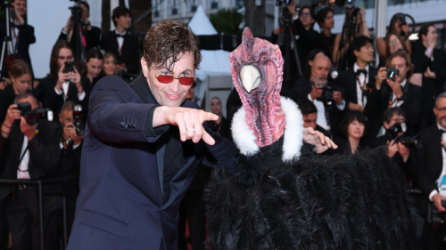 Mais c’est quoi ce dindon qui débarque avec Raphaël Quenard sur le tapis rouge du festival de Cannes ? On a la réponse