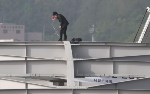 Man detained after protesting on top of Han River Bridge for 5 hours