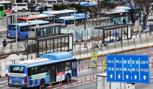 Seoul's bus union votes for strike over wage