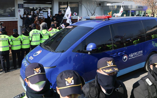 Yoon arrives at Constitutional Court to attend impeachment trial hearing