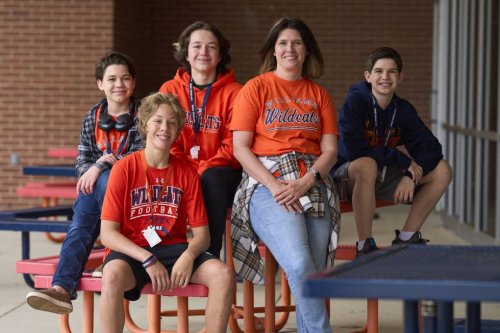 These middle school students have a warning about teens and social media - MindShift