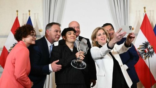 Regierungsmitglieder knipsen Selfies mit ESC-Star!