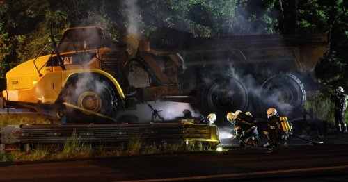 Lkw-Sattelaufleger samt Muldenkipper in Flammen