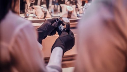 Inhaberin nach Juwelier-Überfall im Krankenhaus