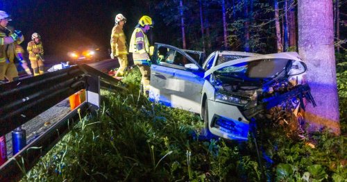 Alkolenker prallte mit seinem Pkw gegen Baum