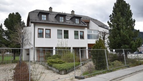 „Krankenkasse lässt Immobilie komplett verfallen“