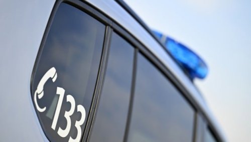 NÖ: Spaziergängerin entdeckt leblosen Mann in Bach
