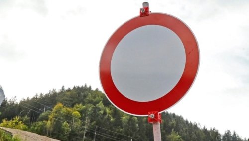 Straße nach Felssturz meterhoch verschüttet