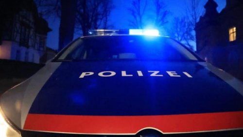 Eindringling stahl Spielzeug und Bank aus Garten