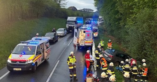 Lkw geriet ins Schleudern und krachte gegen Auto