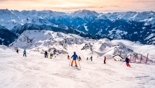 Deutscher auf Piste mit Skiern niedergeschlagen