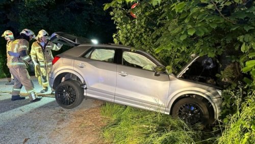 Auto krachte in Tirol in Baum: Fünf Verletzte