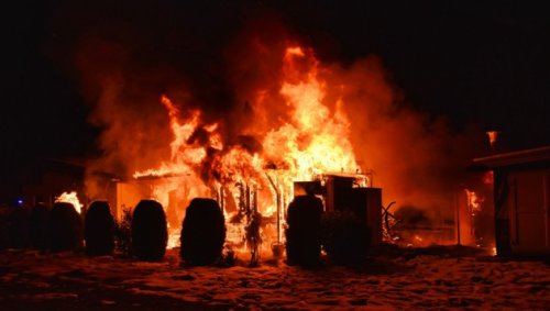 Gasflaschen geborgen: Wohnwagen in Camp in Flammen