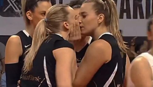 Volleyball-Damen küssen sich mitten im Spiel