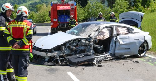 Schwerverletzter nach Unfall mit Elektro-Porsche