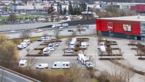 „Wohnwagencamp“ auf verwaistem Kika-Parkplatz