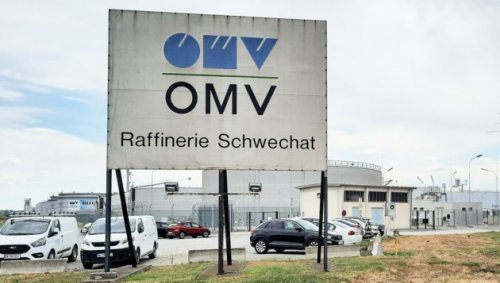 Aktivisten legen Gleise der OMV in Schwechat lahm