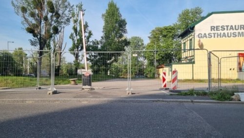 Abzock-Parkplatz: Bezirk riegelt Grund jetzt ab