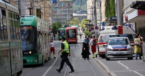 Unfall mit Straßenbahnen und Auto: Elf Verletzte!