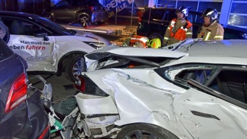 Mercedes-Fahrer sorgt für Blechsalat bei Autohaus