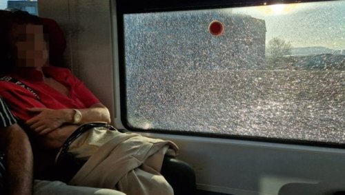 Vandalenattacke mit Stein auf fahrende Bahn in NÖ