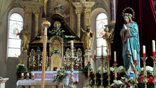 Dieb stahl aus Tiroler Kirche vergoldetes Kruzifix