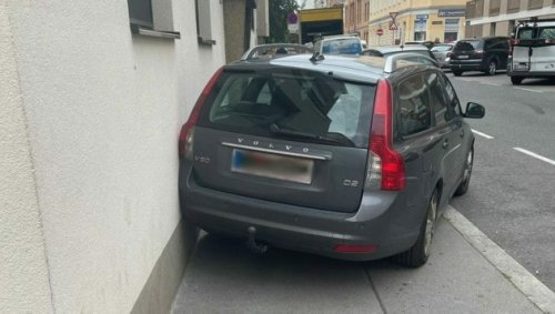 Wiener parkt Auto mit gültigem Parkschein an Wand