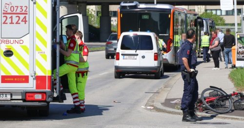 Betagter Radfahrer prallt betrunken in Linienbus