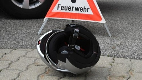 Biker krachte frontal gegen befestigte Sitzbank