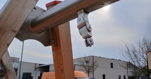 Gauner stahlen von Spielplatz zwei neue Schaukeln