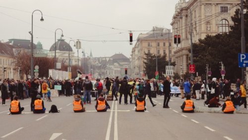 Klima-Großprotest um Wiener Museumsquartier