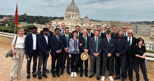 Pfarrer aus Indien mischen beim Cricketteam mit