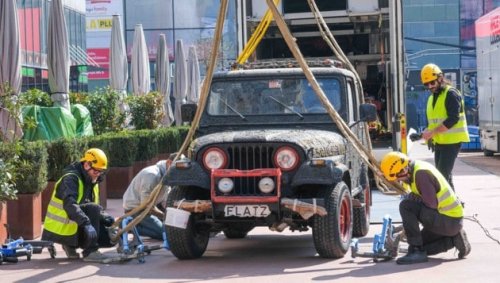 Brachial-Künstler FLATZ lässt drei Autos fliegen