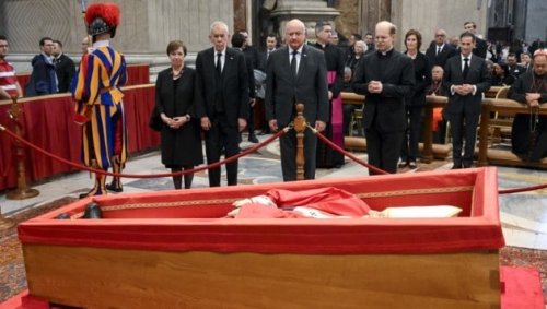 Van der Bellen war bei aufgebahrtem Pontifex