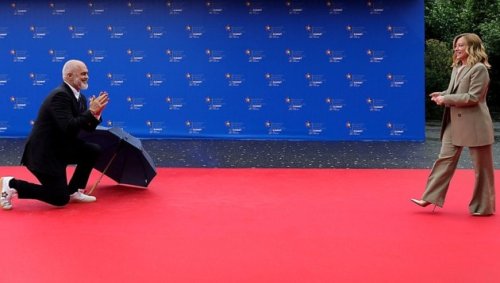 Albaniens Premier kniet im Regen vor Meloni