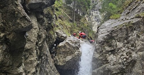 In Schlucht gestürzt: Weiter Bangen um Schülerin