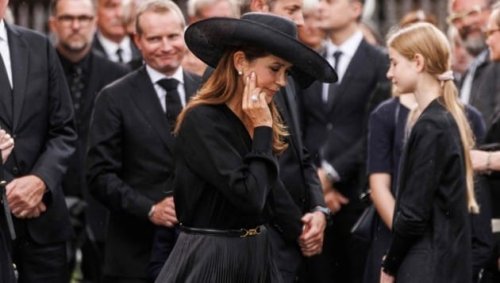 Königin Mary reist alleine zum Papst-Begräbnis