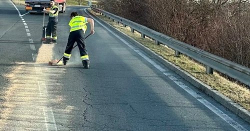 Lkw verlor hundert Liter Diesel auf der Fahrbahn