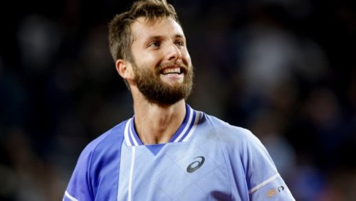 Tennis-Rüpel zertrümmert Schläger und gibt auf