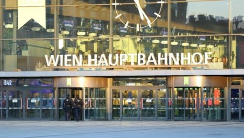 Frau provoziert Streit und zückt plötzlich Messer