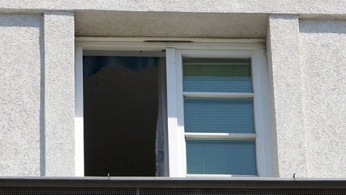 Passant sieht Kind in Wien aus dem Fenster stürzen