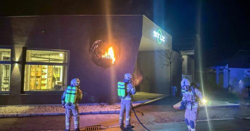 Leuchtschrift an einer Hausfassade fing Feuer