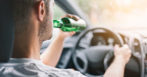 Lenker trank während Polizeikontrolle Flasche Wein