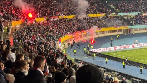 Serbien-Fans werfen Fackeln auf Ordner