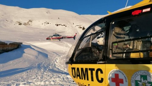 Snowboarder zu Fuß unterwegs, von Lawine erfasst